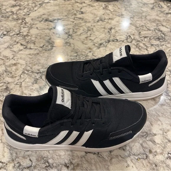 Adidas Retrorun Womens Sneakers Black White Retro Running Shoes EH1859 Size 9.5 - Picture 2 of 15